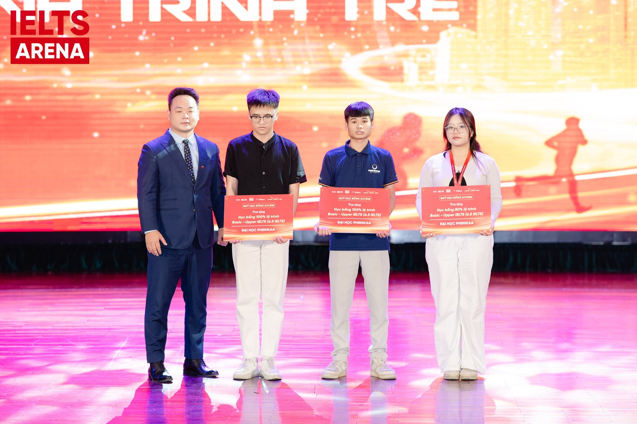 Minh Tiến nhận học bổng ACCESS tại chương trình Ươm mầm hành trình trẻ