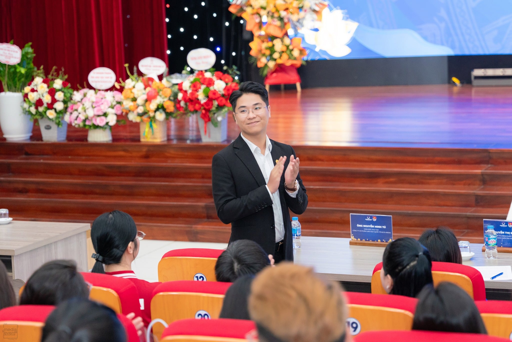 Đại diện IELTS Arena, anh Nguyễn Minh Tú - Giám đốc khu vực Hà Nội 2, tham dự và cổ vũ tinh thần cho các thủ lĩnh trẻ tại Phenikaa.