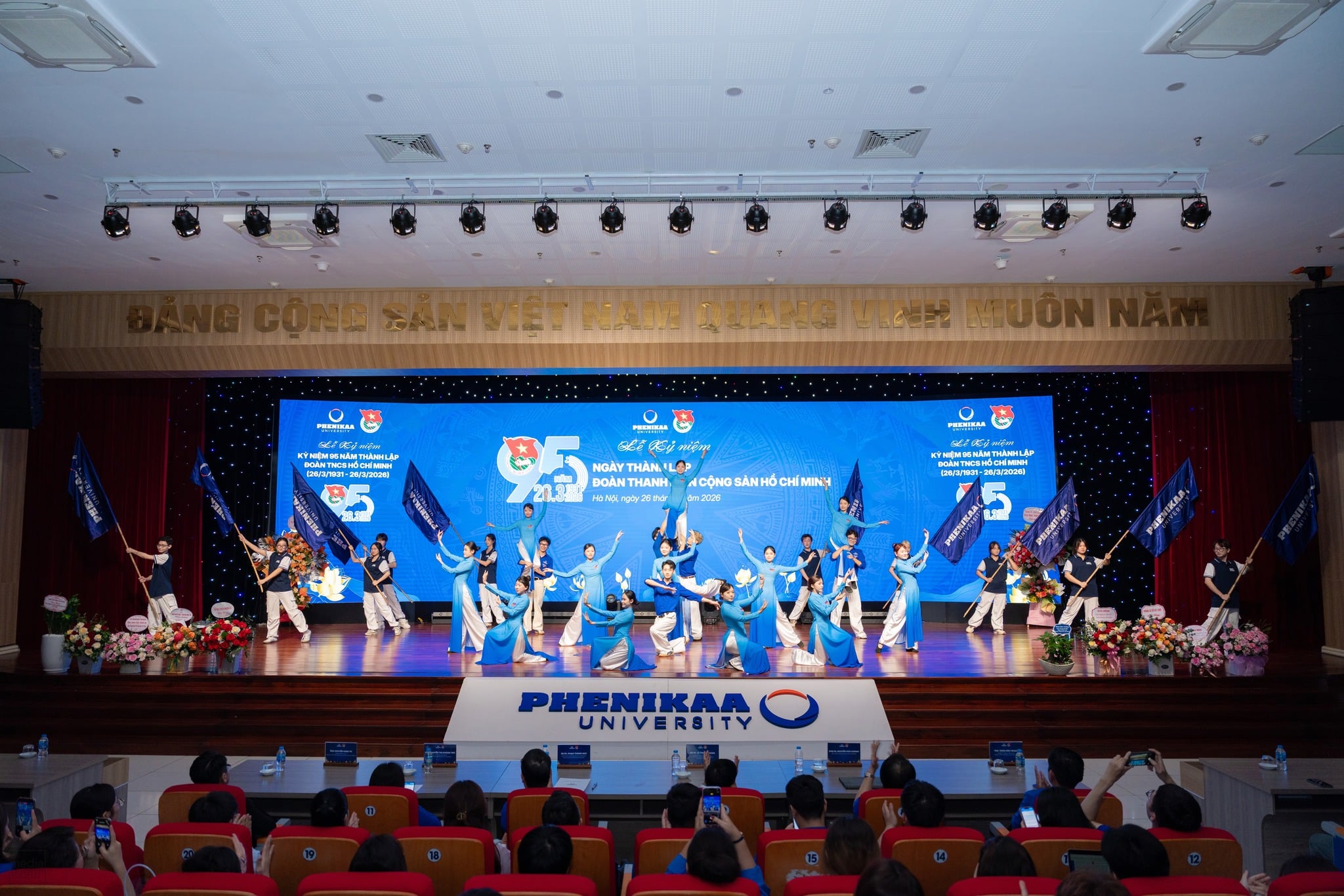 Các đại biểu và sinh viên cùng hướng lên sân khấu, theo dõi chương trình nghệ thuật chào mừng đặc sắc do sinh viên Phenikaa biểu diễn.